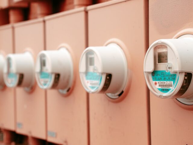 Astuces pour cacher un compteur électrique sans travaux