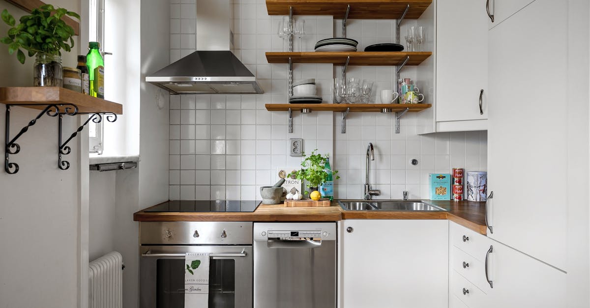 découvrez des astuces et conseils pratiques pour organiser votre cuisine efficacement sans utiliser d'armoires.