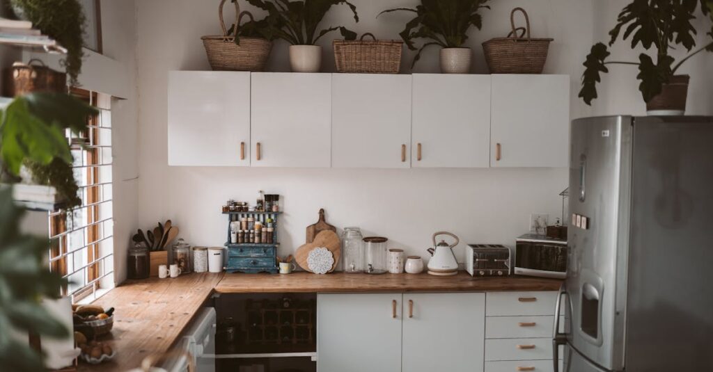 découvrez des astuces pratiques pour organiser votre cuisine sans utiliser d'armoires, en optimisant l'espace avec des solutions innovantes et simples.