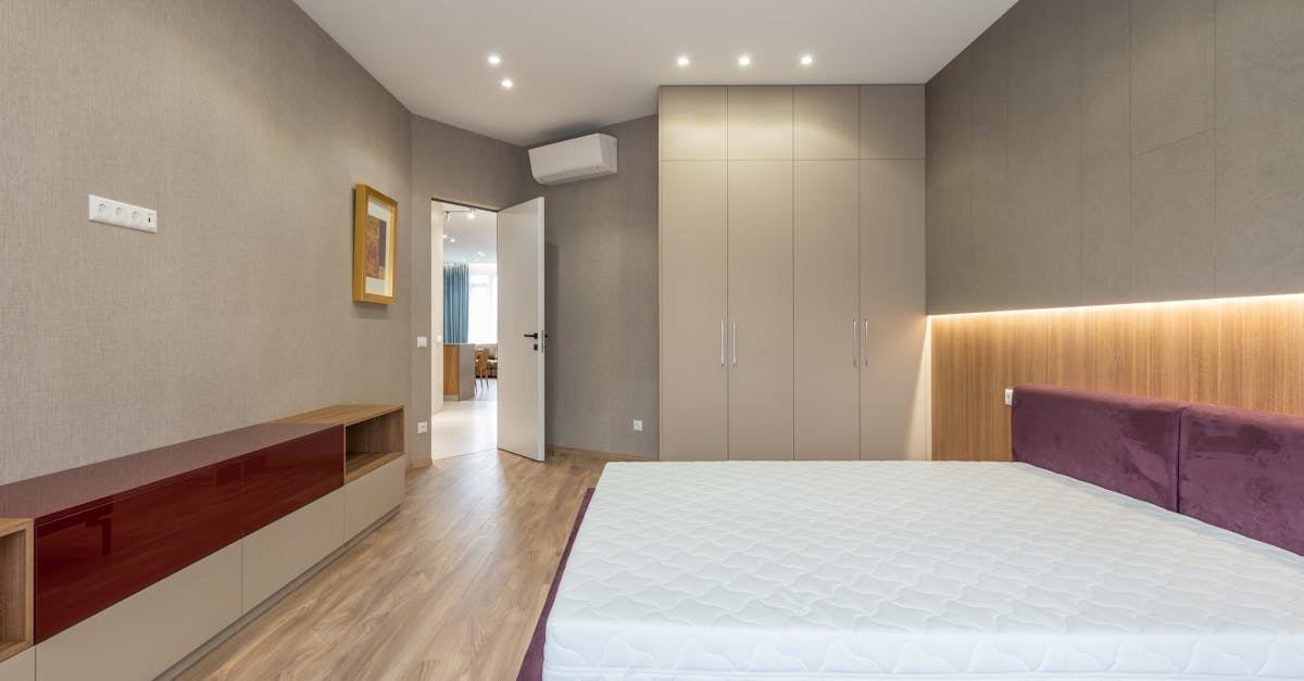 découvrez des idées ingénieuses de rangement sous le lit pour optimiser l'espace dans votre chambre et garder un intérieur organisé.