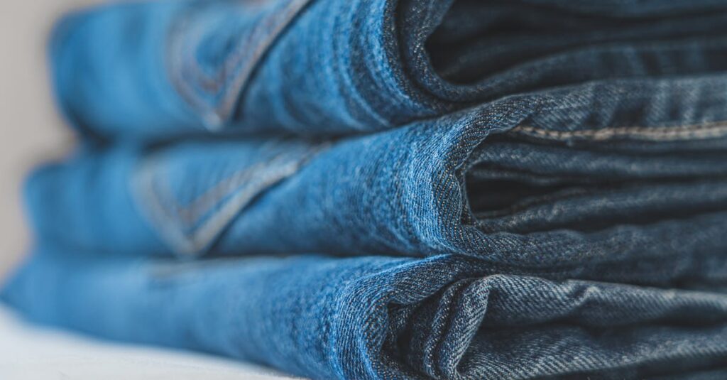 découvrez nos astuces pratiques pour plier vos vêtements rapidement et efficacement, optimisez votre espace de rangement et gardez votre garde-robe organisée.