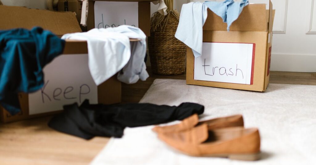 découvrez des astuces simples et efficaces pour désencombrer votre maison et retrouver un espace de vie organisé et apaisant.