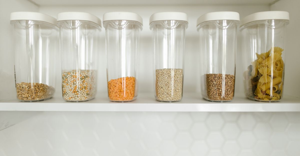 découvrez des astuces efficaces pour l'organisation de votre garde-manger et optimisez l'espace tout en gardant vos aliments bien rangés et facilement accessibles.