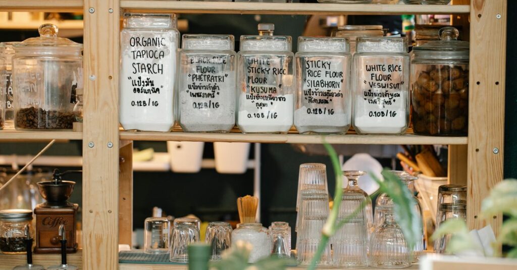 découvrez des astuces efficaces pour organiser votre garde-manger et optimiser l'espace de rangement dans votre cuisine.