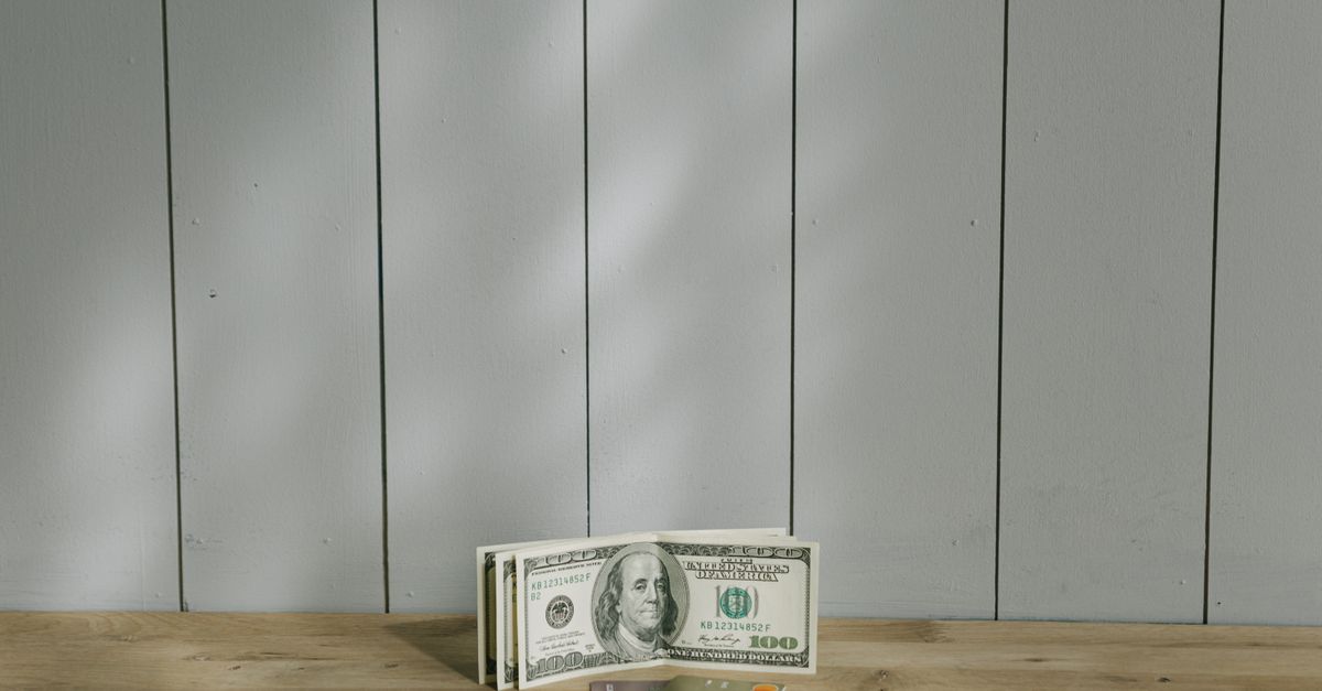 découvrez comment éviter les frais bancaires grâce à nos astuces simples et efficaces pour mieux gérer vos finances au quotidien.